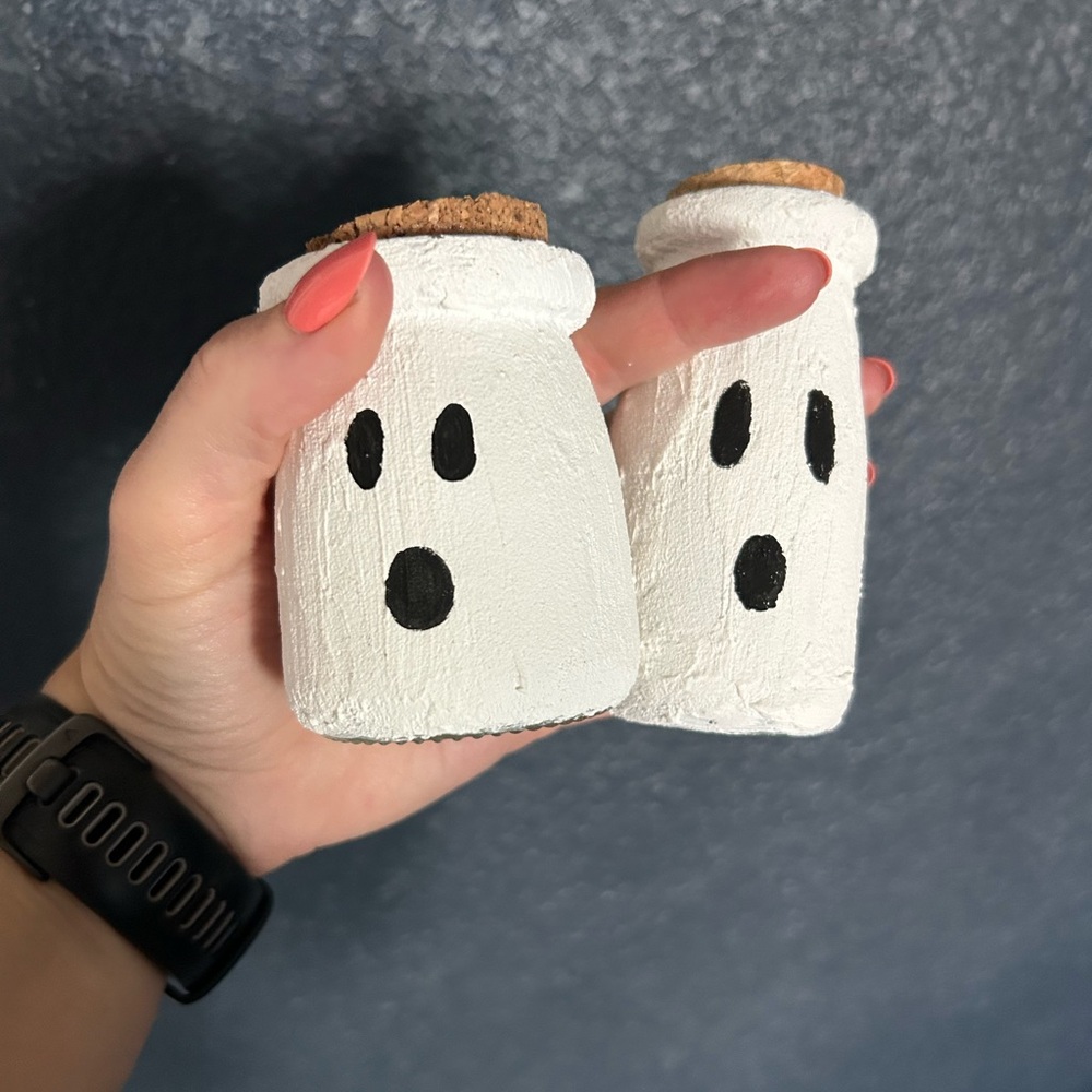 Ghost jars‎